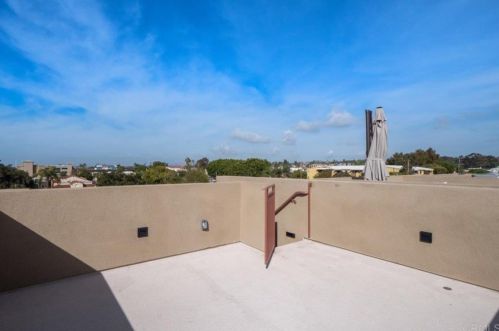 725 Oak Ave, Carlsbad CA  92008-3013 exterior