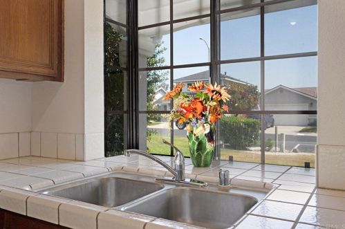 911 Concord Ct, Vista CA  92081-8925 exterior