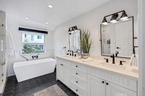 1336 1st St, Manhattan Beach CA  90266-6902 exterior