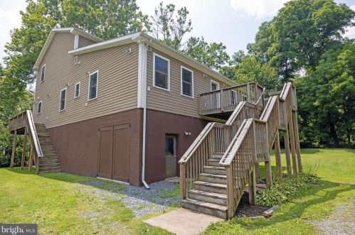1520 Broadway Ln, Water Gap, PA 17018-9773