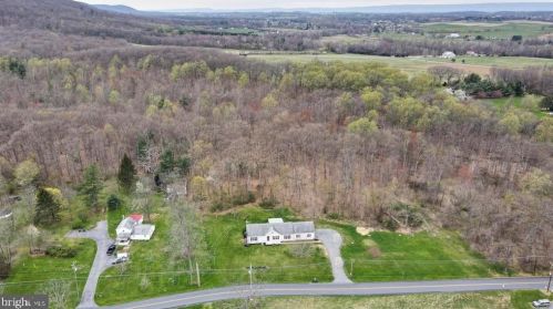 60 Cold Springs Rd, Carlisle PA 17015-9113 exterior