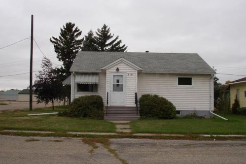 219 Veterans Ave, Park River, ND 58270-4420