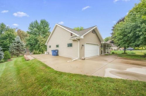 2019 Falcon Ridge Trl, Green Bay, WI 54313-4043