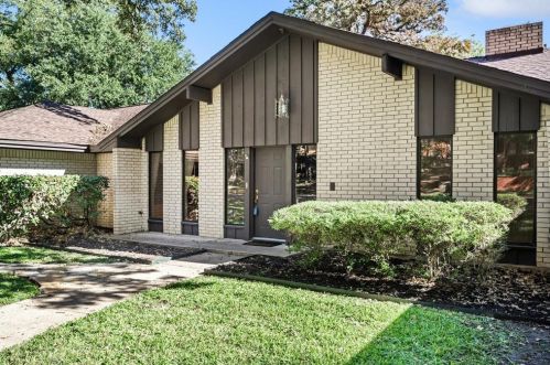 1405 Pebble Creek Dr, Euless, TX 76040-6421