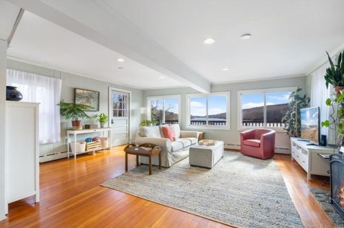 8 Point Comfort, Waterford, CT 06385-1136