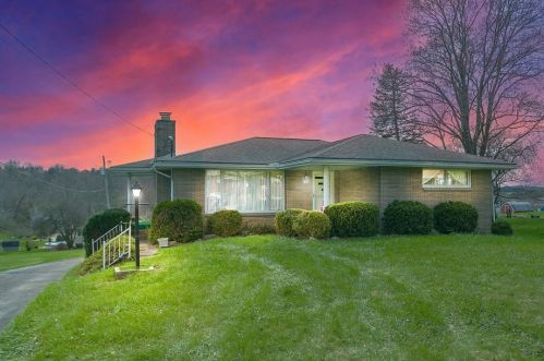 105 Watt Rd, Jeannette, PA 15644-1054