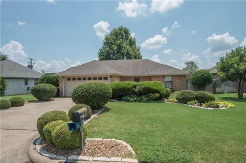 801 Tahiti Dr, Granbury, TX 76048-2588