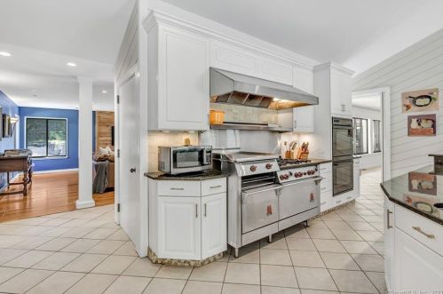 75 Honeysuckle Hill Ln, Bridgeport CT  06612-1145 exterior