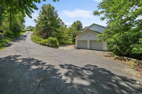 4 Jr Ct, Cornwall, NY 12518-1042