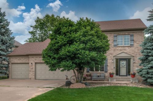 17 Cliff Ridge Ct, Hudson, WI 54016-7736