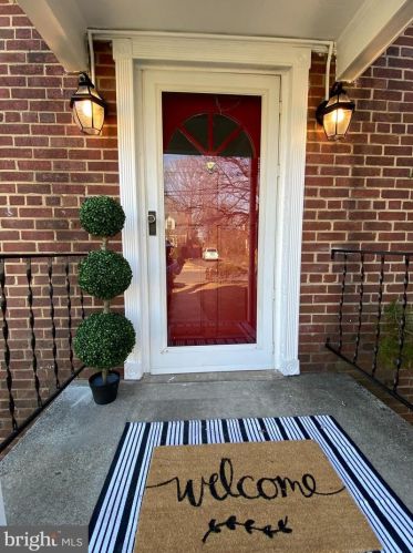2852 Rogers Dr, Falls Church, VA 22042-1424