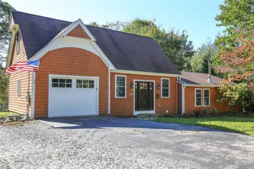 130 Winterberry Rd, South Kingstown RI  02874-2438 exterior