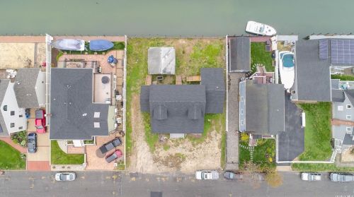 121 Annuskemunnica Rd, Babylon, NY 11702-4424