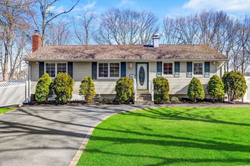 86 Fawn Ln, South Setauket, NY 11720-1310