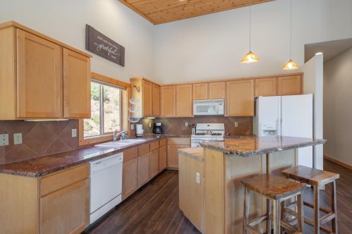 11550 Rhineland Ave, Truckee CA 96161-7070 exterior