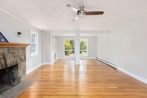 61 Knotty Oak Rd, Coventry RI  02816-8306 exterior
