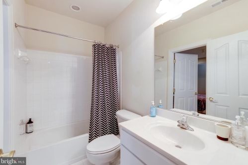 19376 Ml Dm Pl, Leesburg VA 20176-1637 exterior