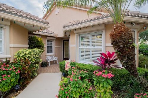 217 Lake Region Blvd, Winter Haven, FL 33881-9567