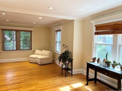 118 Belltown Rd, Stamford CT  06905-3728 exterior