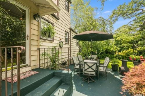 7 Parkview Cir, Bethpage NY  11714-2309 exterior