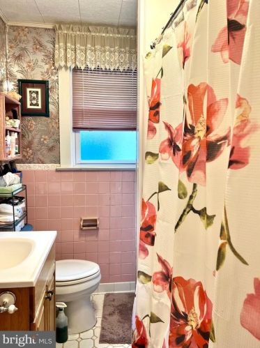 70 Chestnut Ave, Camden NJ  08109-2505 exterior