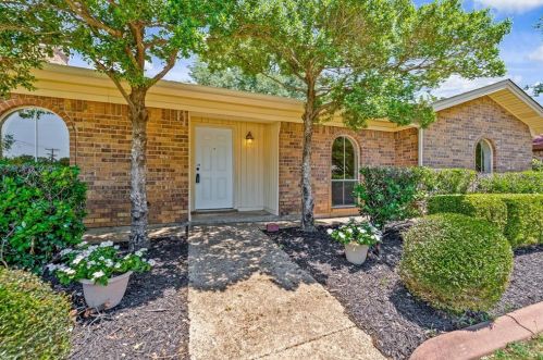 444 Baker Dr, Hurst TX  76054-3516 exterior