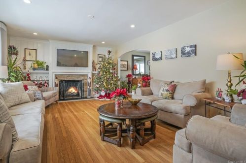 42 Avondale Rd, White Plains NY  10605-4641 exterior