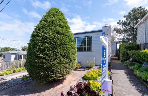 1047 Gilman Dr, Daly City, CA 94015-2002