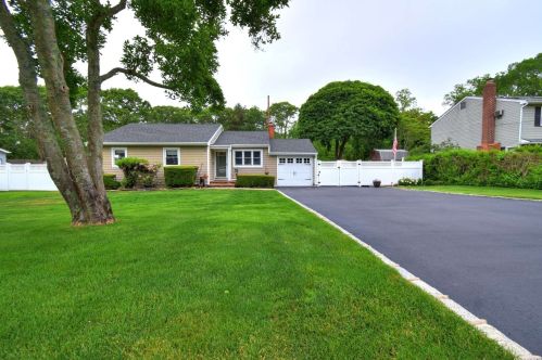 39 Locust St, Bay Port, NY 11705-1734