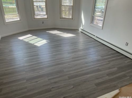 118 Oak St, Amityville NY  11701-3020 exterior