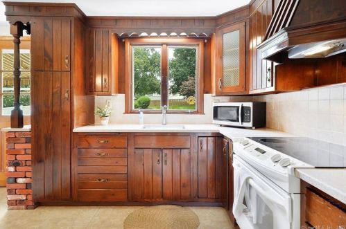 57 Keeney St, Manchester CT 06040-6426 exterior