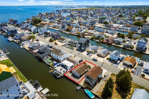 211 Cedar Dr, Berkeley Township NJ 08721-3109 exterior