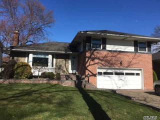 39 Cedar Rd, Westbury, NY 11590-2717