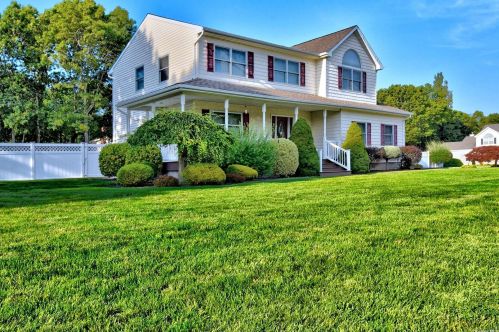 3 Andrea Ln, Holtsville, NY 11742-1934