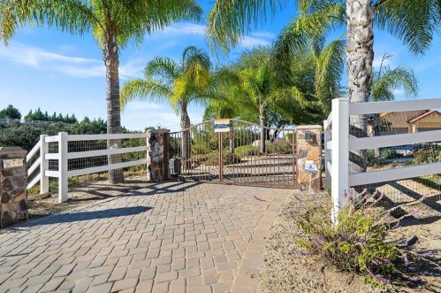 40107 Calle Breve, Temecula CA  92592-8692 exterior