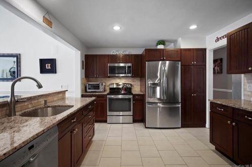 80 Friendly Rd, Mahopac NY  10541-1922 exterior