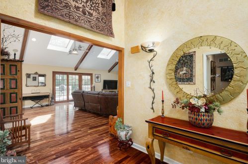 211 Hilltop Dr, Southampton, PA 18966-1325