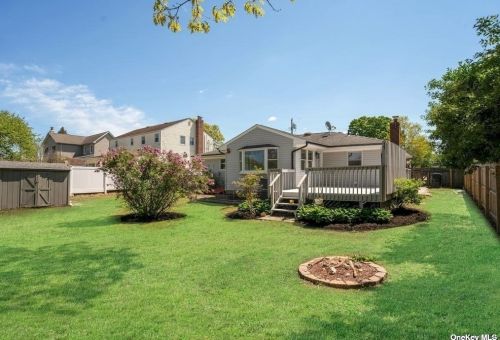 50 Arbour St, West Islip NY  11795-1015 exterior