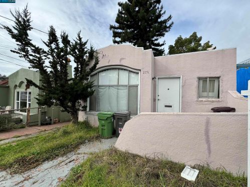 2751 Grande Vis Ave, Oakland CA 94601-1327 exterior
