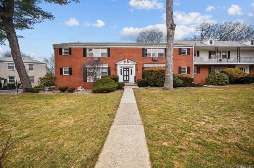 41 Bon Aire Cir, Airmont, NY 10901-7356