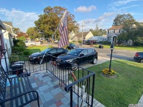 1560 6th St, Babylon, NY 11704-4524