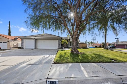 2869 Plaza Serena Dr, Rialto CA  92377-3437 exterior
