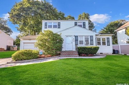 8 Cortez Ln, San Remo, NY 11754-4518