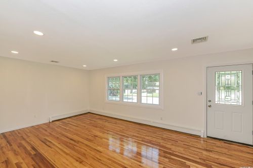 376 Manhasset St, Islip Terrace, NY 11752-2521