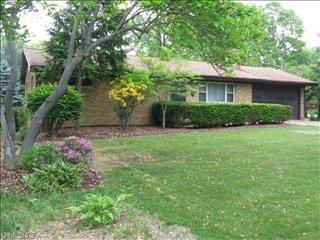 218 Valley View Dr, Wadsworth, OH 44281-1655