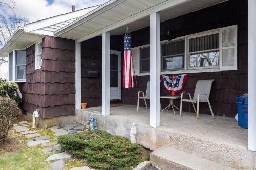 10 Cheryl Ln, Babylon, NY 11703-2323