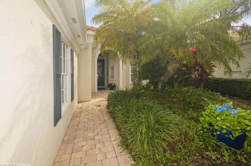 5492 Freeport Ln, Naples, FL 34119-9516
