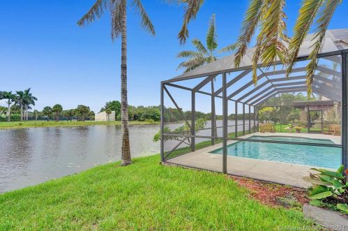 920 203rd Ave, Hollywood FL  33029-3439 exterior