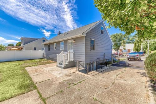 25 Anderson Ave, Babylon, NY 11703-3411