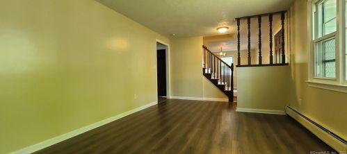663 Center St, Manchester, CT 06040-2758